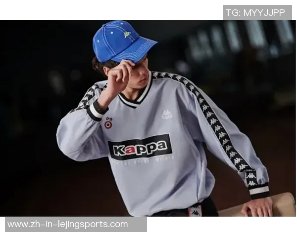 潮流与运动融合男球星卫衣连帽造型展现个性足球风采