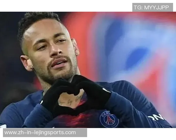 足球巨星水下写真展现力量与优雅瞬间令人心动